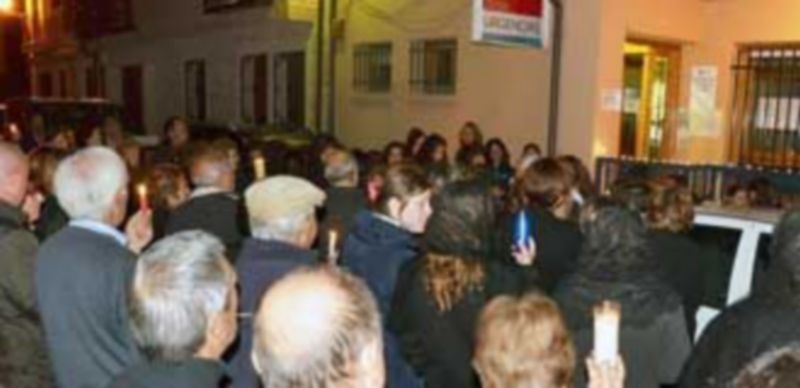 En la imagen un acto de protesta en el que los vecinos simbolizaron el ‘entierro’ de los servicios rurales de Sanidad. / E. A.