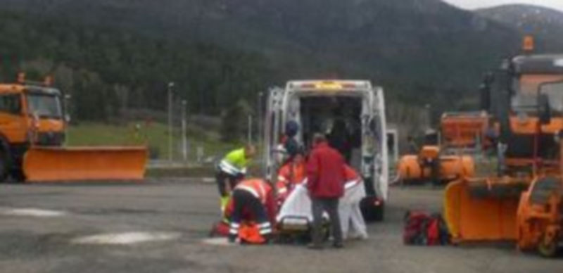 La herida fue recogida por un helicóptero en el helipuerto de Iberpistas y fue trasladada a Segovia. / Emergencias 112