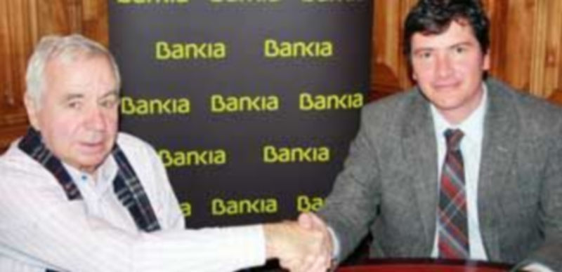 Mariano de Frutos (izq.) estrecha la mano del representante de Bankia tras la firma del convenio. / El Adelantado