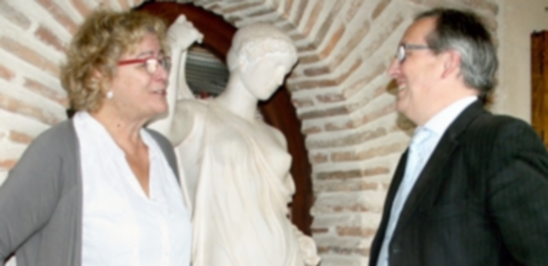 Victoria Armentia y el delegado territorial