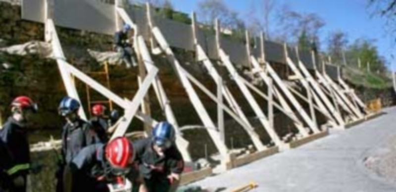 El corrimiento del muro de contención del final de paseo de San Juan obligó al cierre del tráfico en la zona. / El Adelantado