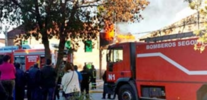 Los vecinos de Hontoria observan la violencia de las llamas y el trabajo de los bomberos. / Isaac Robledo
