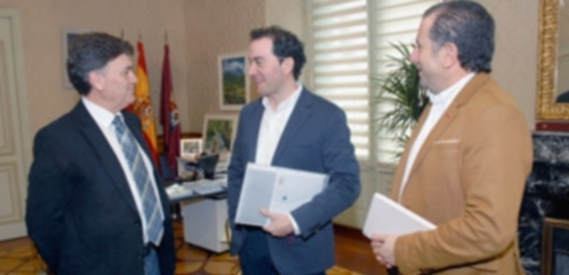 Francisco Vázquez conversa con el director de los Premios Porc d’or