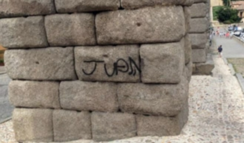 La Policía Nacional investiga la pintada vandálica realizada en uno de los sillares del Acueducto. / El Adelantado