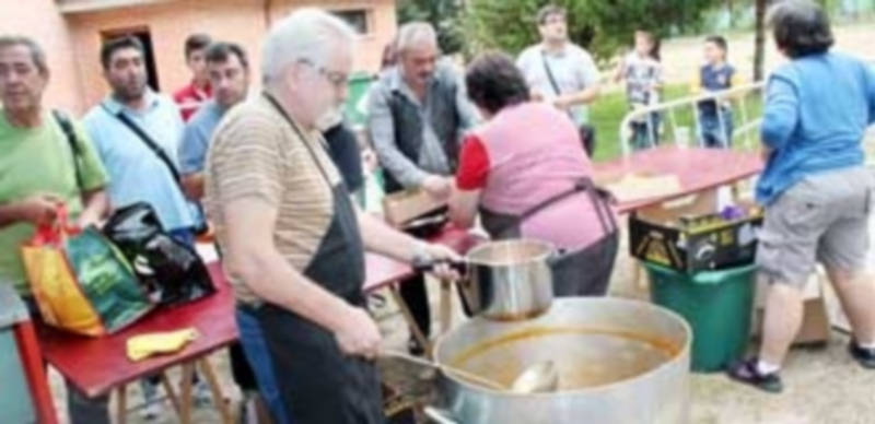 Los vecinos llevaron ollas y cazuelas para poder degustar los judiones en sus casas. / M.Galindo