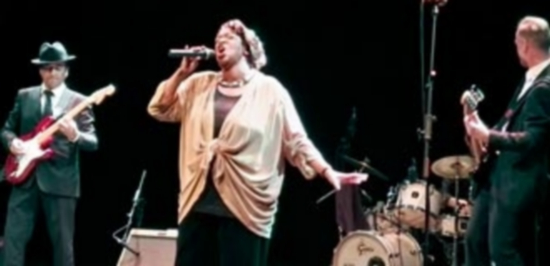 La vocalista americana interpreta uno de sus temas en el Juan Bravo junto a la banda Bluedays. / El Adelantado