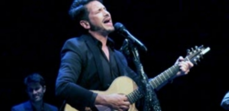 El jerezano David DeMaría se entregó al público del Juan Bravo en un gran concierto de más de dos horas. / Kamarero