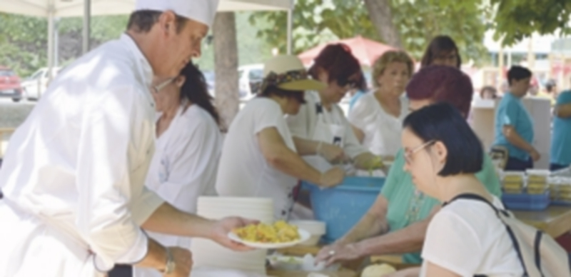Unas 700 personas participan en la popular paella de APADEFIM 1 La Asociación de Cocineros de Segovia repartió alrededor de 700 raciones de paella para los asistentes. / Cristina Yusta