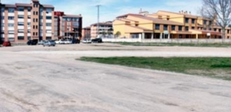 Mediciones realizadas por técnicos en la parcela municipal de La Albuera indican que hay espacio para el ferial. / E. A.