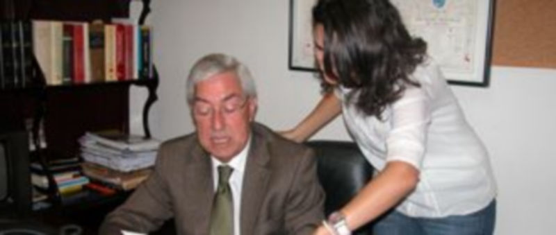 Gómez Darmendrail y Sara Dueñas analizando los presupuestos. / Kamarero