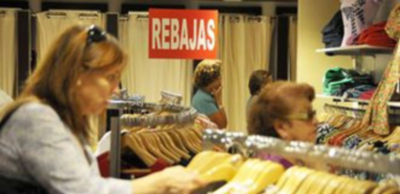 Las rebajas de verano han contribuido a la caída del IPC en la provincia durante el mes de julio. / Alberto Benavente