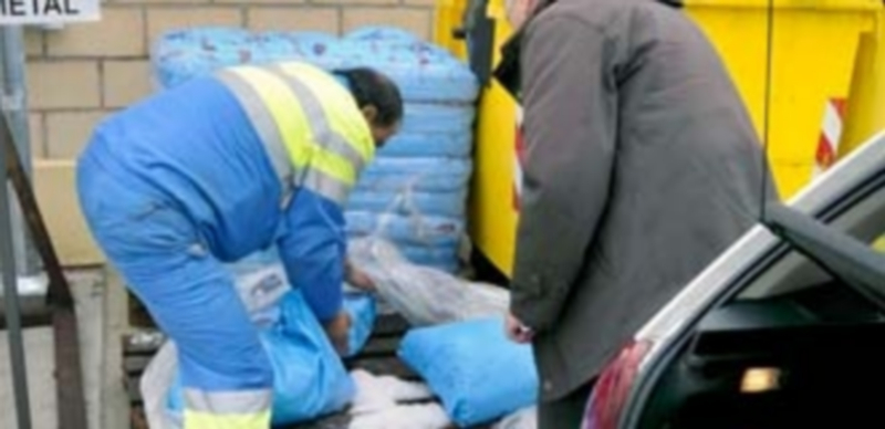 Operarios de FCC durante una campaña anterior reparten sacos de sal como los que podrán recogerse. / A.Benavente