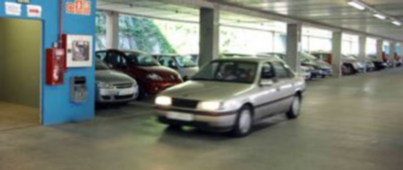 Los socialiastas insisten en demandar que el aparcamiento del centro hospitalario sea gratuíto. /Alberto Benavente