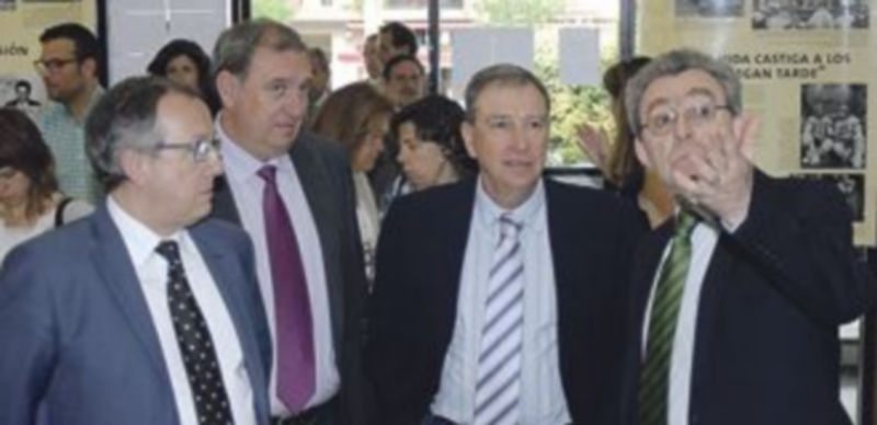 El director del instituto guió la visita de los representantes de la Administración regional por el centro. / A. Benavente