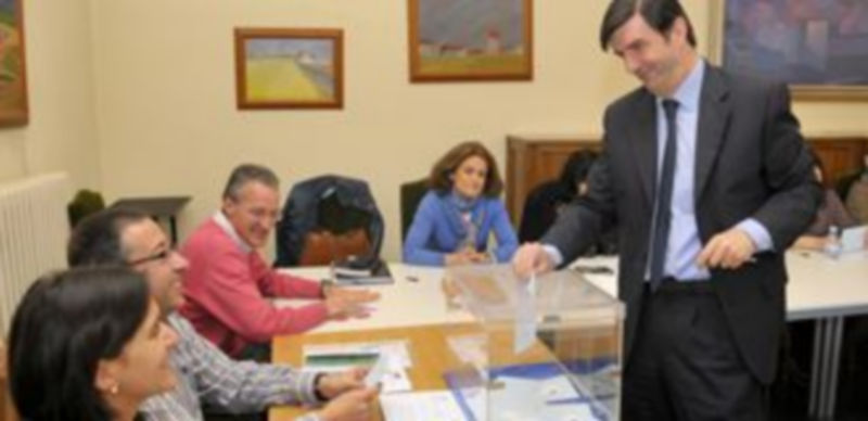 Agustín García Matilla deposita su  voto en la urna ante el aún decano en funciones