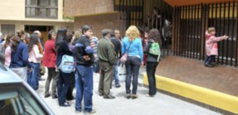 Los porteros se ocupan de abrir y cerrar las puertas de los colegios así como de la seguridad del inmueble. / A. Benavente