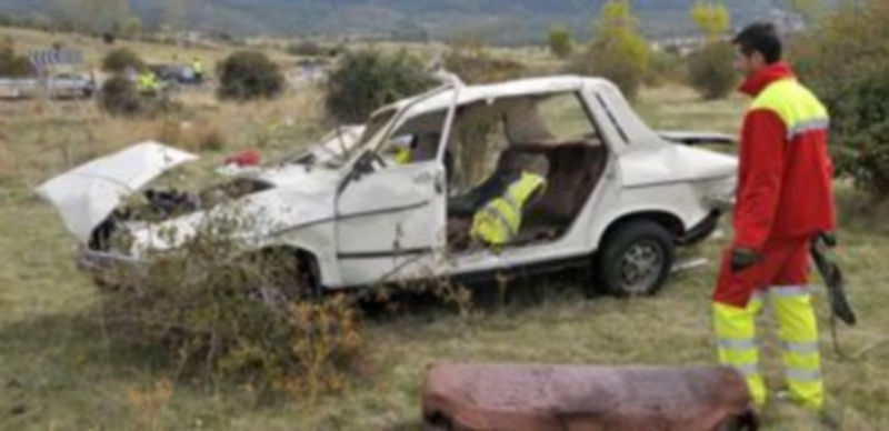 Momento en que la grúa procedía a retirar el vehículo siniestrado ayer en la carretera entre La Granja y Torrecaballeros. / A. B.
