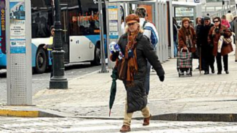 Los segovianos se han visto obligados estos días a recurrir de nuevo a la ropa de invierno./ALBERTO BENAVENTE