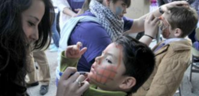 Uno de los talleres de pintura en el que participaron numerosos niños el año pasado en el colegio Claret. / A. Benavente