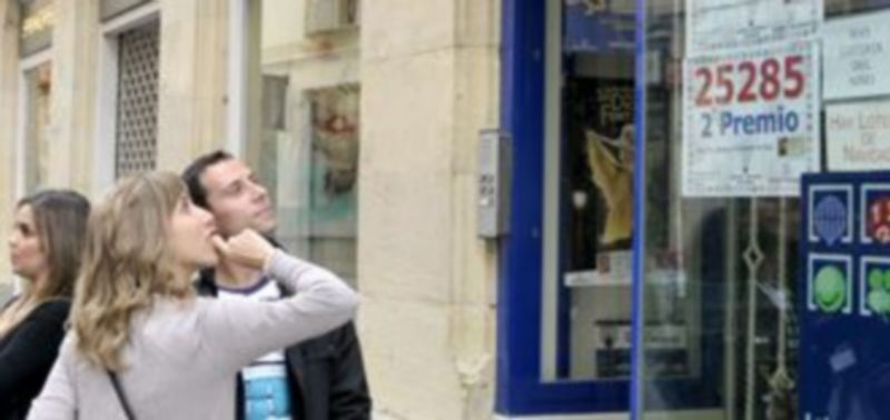 La administración número 1 muestra el cartel que anuncia el premio repartido ayer. /A.Benavente