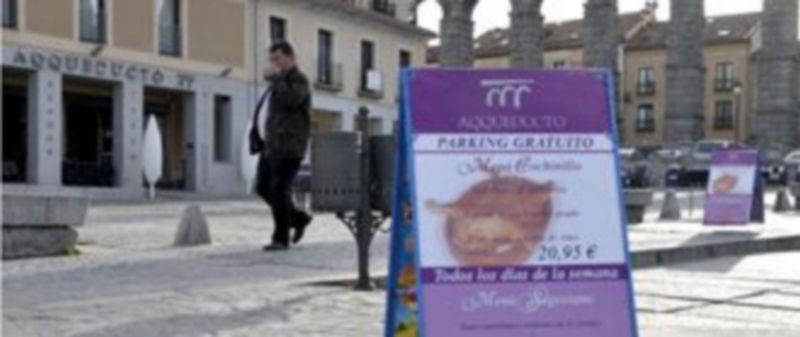 El Ayuntamiento ordena retirar los elementos publicitarios a Aqqueducto 1 Uno de los elementos publicitarios del restaurante