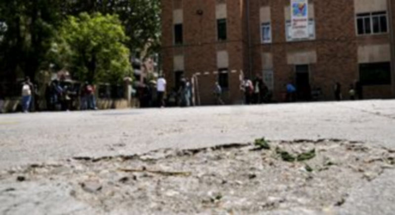 Los padres de los alumnos se han quejado en múltiples ocasiones del mal estado el suelo del patio escolar./A. Benavente