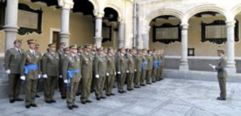 Los integrantes de la promoción hicieron ayer balance de su ya dilatada carrera durente el acto que tuvo lugar en el patio de armas de la Academia. / Alberto Benavente