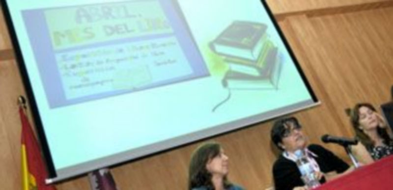 Un momento de la proyección en el instituto María Moliner ayer por la mañana. / ALBERTO BENAVENTE