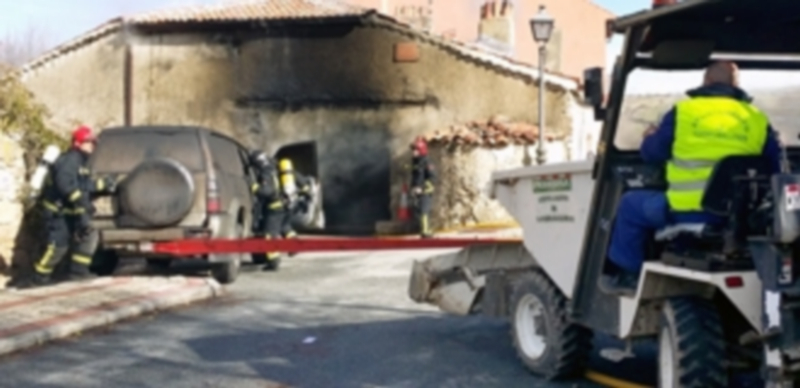Los bomberos consiguieron sacar un vehículo del garaje en llamas con la ayuda de operarios del Ayuntamiento. / B.C.P.