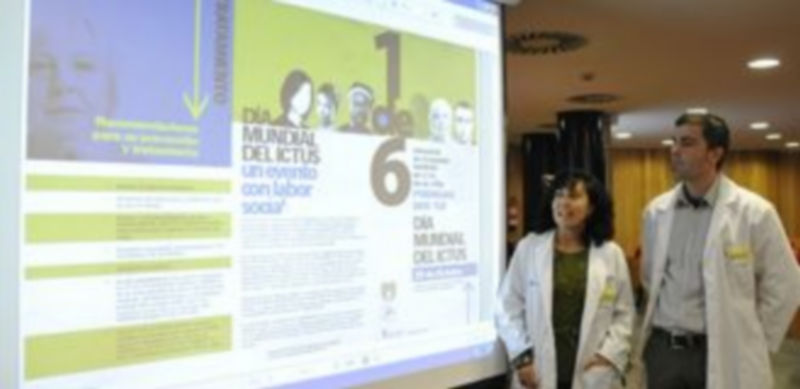 La doctora Marta Ferrero y el doctor Jaime Rodríguez muestran el panel informativo de la jornada./Juan Martín