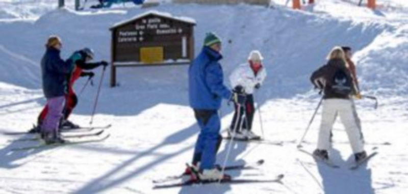 La Pinilla y Navacerrada estrenan temporada este puente festivo 1 La estación de La Pinilla abrió ayer sus puertas con un espesor de la nieve de 40 centímetros. /Juan Martín