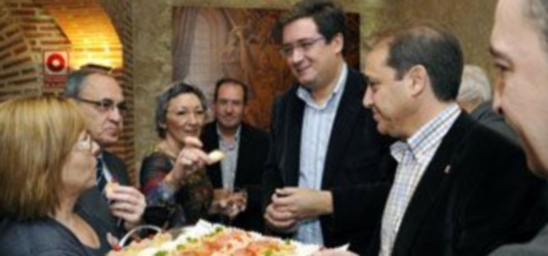 Encuentro de convivencia. Los dirigentes socialistas locales y provinciales en el vino navideño./ Juan Martín