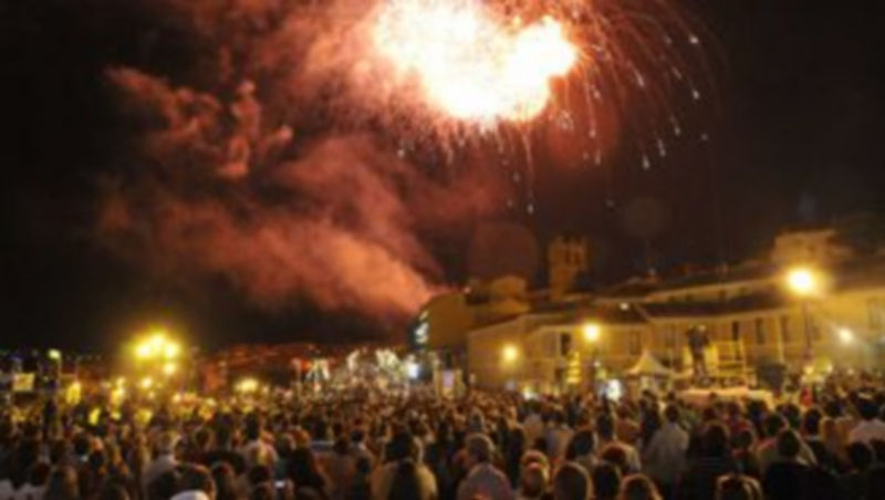 Los fuegos artificiales iluminaron el cielo de Segovia para poner fin al acto inaugural ante miles de segovianos. / Juan Martín.