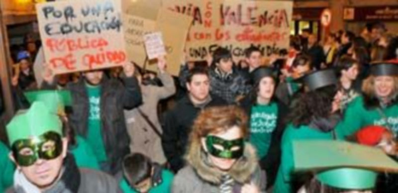 Plataforma en Defensa de la Escuela Pública desplegaron su particular “marea verde” en el desfile de Carnaval. / Juan MartÍn.