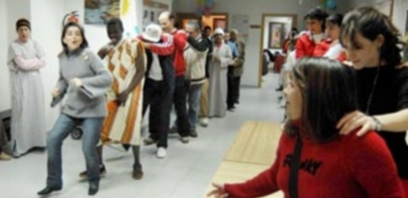 Una de las actividades de convivencia intercultural que se desarrollan en el centro dependiente de Cáritas. / Juan Martín