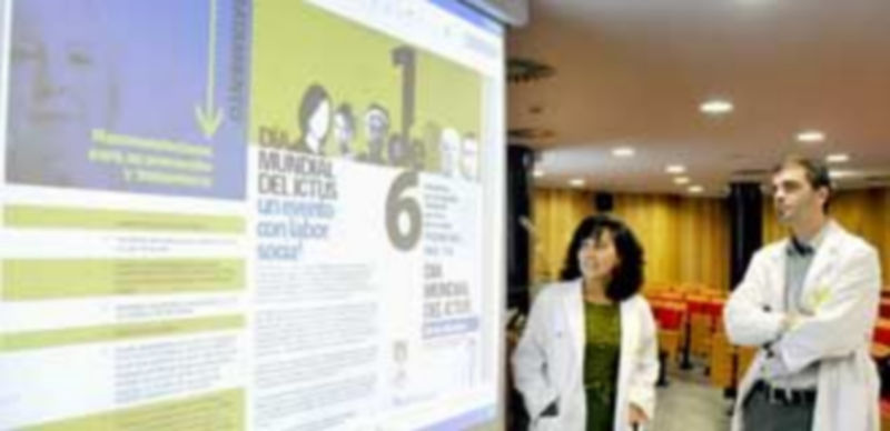 Los neurólogos Marta Ferrero y Jaime Rodríguez en una imagen de archivo correspondiente al Día Mundial del Ictus. / J. Martin