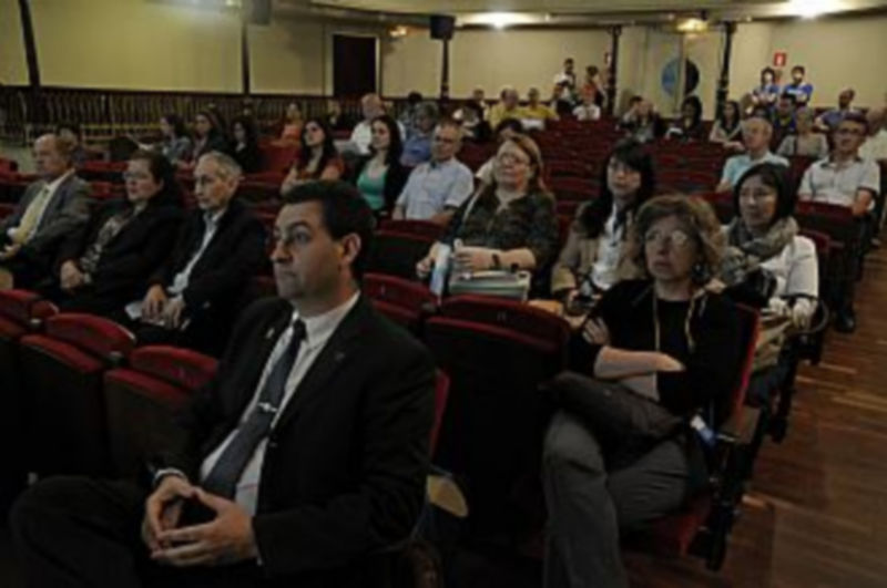 El Teatro Juan Bravo fue el escenario elegido para el acto de inauguración de la reunión científica y técnica de la Comisión de Patrimonio Geológico. / J. Martín