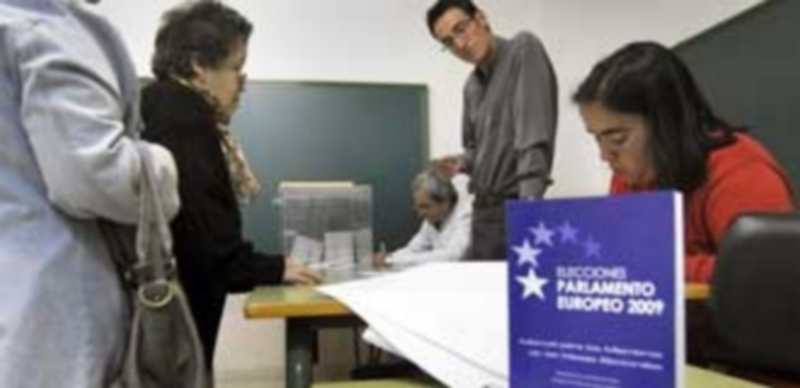 Imagen de archivo de una mesa electoral correspondiente a las Elecciones al Parlamento Europeo en 2009. / Juan Martín