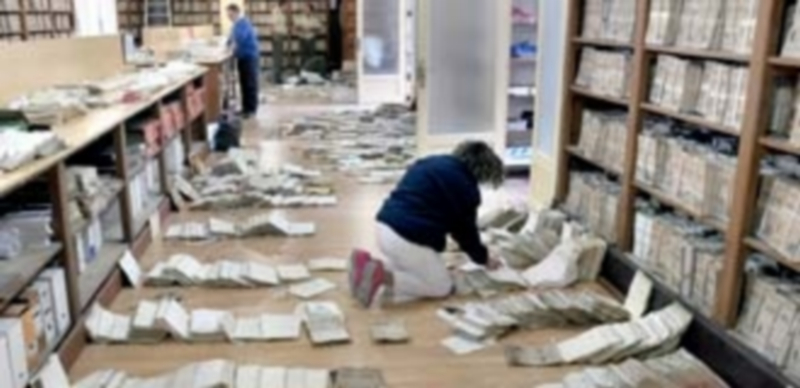 Las labores de revisión de los documentos mantienen ocupados a todos los empleados del Archivo Militar. / Juan Martín