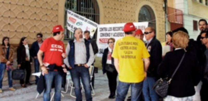 Los trabajadores de Correos se concentraron la semana pasada ante la oficina de Segovia. / Juan Martín
