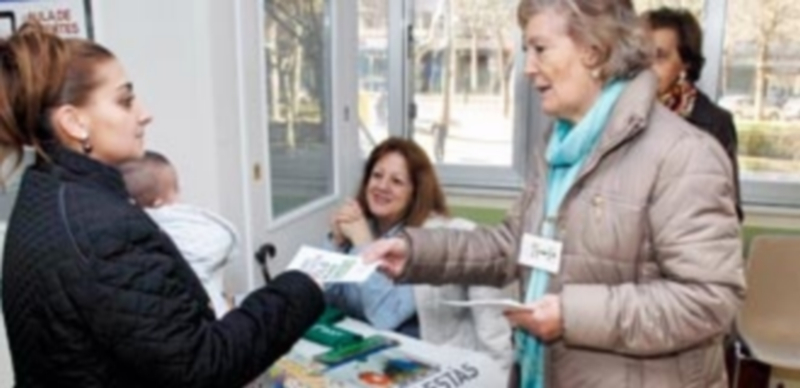 Las voluntarias de la Aecc recogeran firmas en las mesas que instalen en las calles y centros sanitarios. / Juan Martin