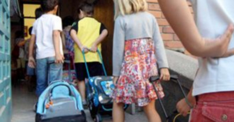 Un grupo de alumnos entrando en un colegio de Segovia./Juan Martín