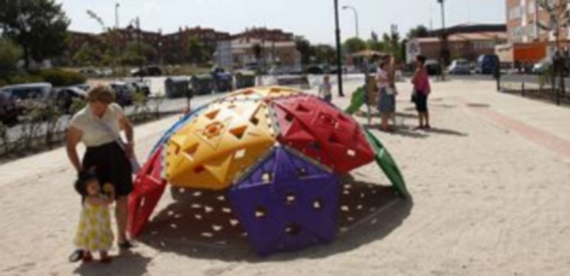 Algunas de las plazas y calles del barrio de Nueva Segovia se encuentran deterioradas a causa del gran número de obras que se realizan. / Diego de Miguel