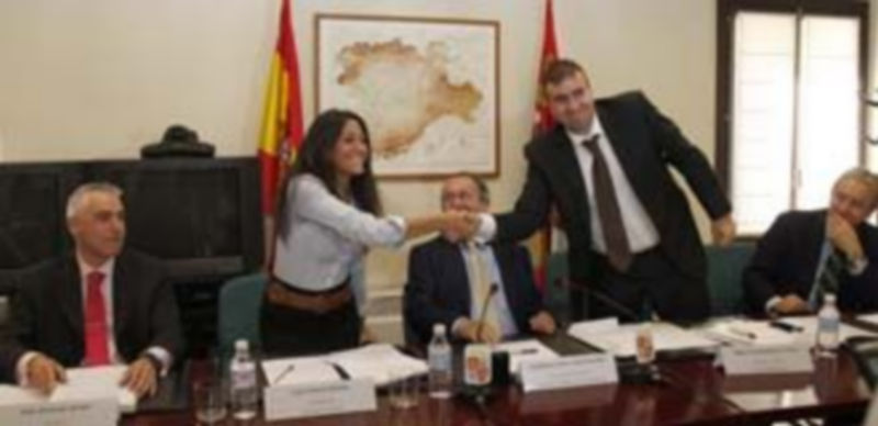 Clara  García y Rafael Fernández se estrechan la mano tras la firma del acuerdo en presencia del delegado territorial. / D.M.