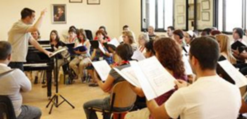 El profesor venezolano César Carrillo observa a uno de sus alumnos en clase de Dirección Coral. /Diego de Miguel