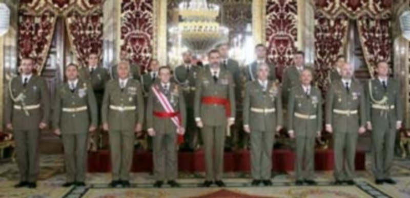 Felipe VI posa con la delegación de la Academia de Artillería en la fotografía oficial de la audiencia./ Efe
