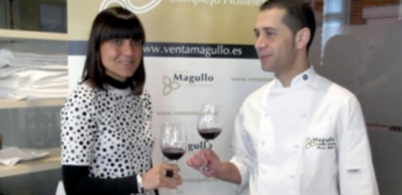 Beatriz Serrano y Óscar Calle presentaron la gala en la que se maridarán productos Tierra de Sabor con vinos premiados. / F. D.