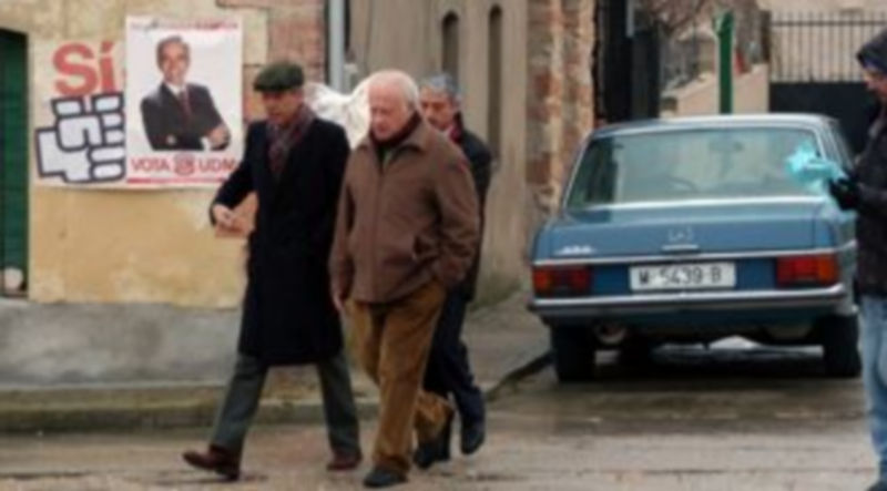 Imanol Arias y Juan Echanove se preparan para el rodaje en la plaza de Arahuetes.