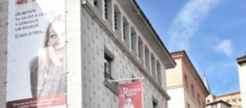 Imagen de la fachada principal de Caja Segovia en Fernández Ladreda. / A. C.