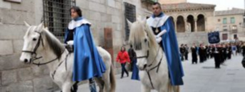 Los heraldos de la Junta de Cofradías recorrieron el centro histórico a caballo para anunciar el inicio de la Semana Santa./KAMARERO